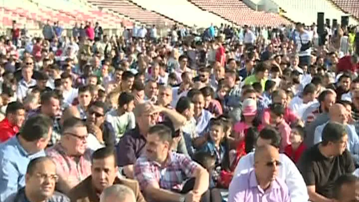 Mii de musulmani, pe stadionul Dinamo pentru a celebra sfârşitul Ramadanului VIDEO