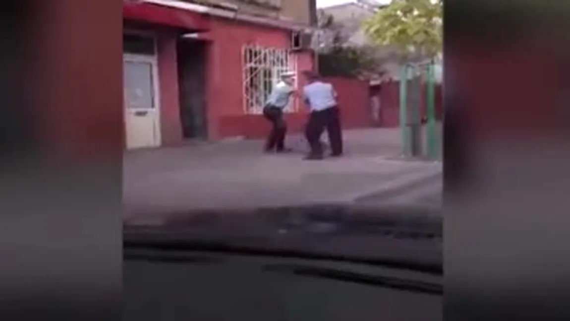 SCANDAL în stradă între un şofer şi mai mulţi poliţişti VIDEO