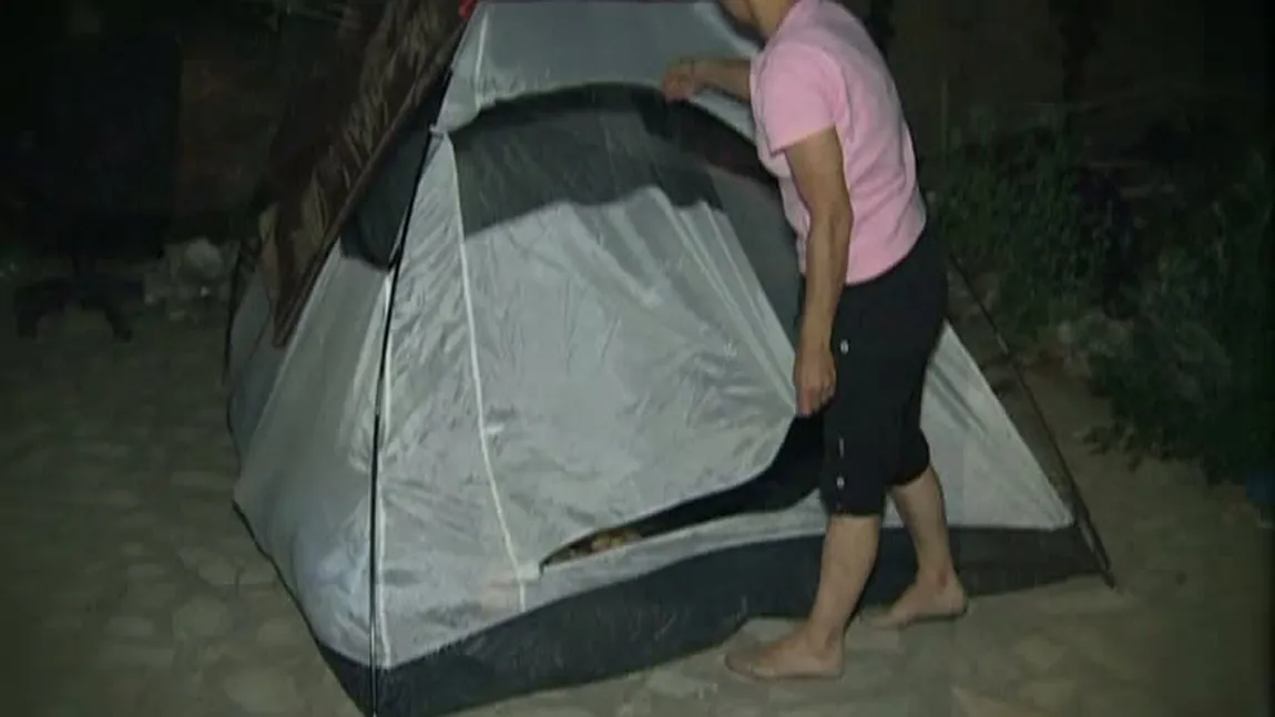 O familie compusă din 8 oameni doarme sub cerul liber, într-o parcare, după ce a fost evacuată din casă VIDEO