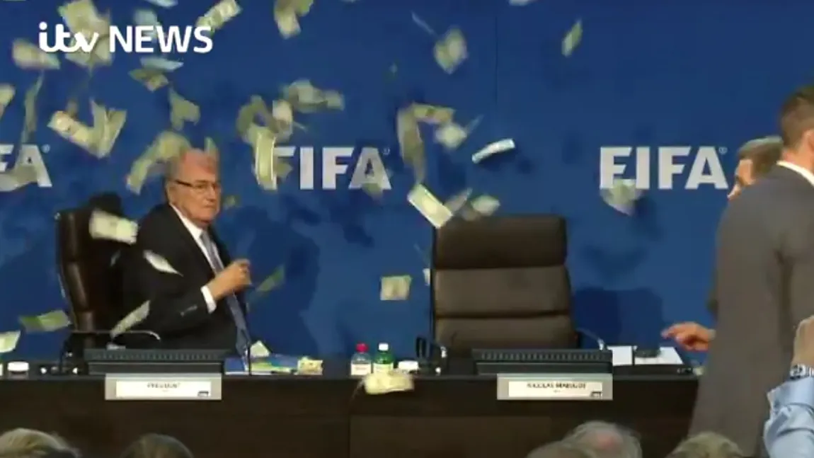 Sepp Blatter, protagonistul unui incident amuzant. Şeful FIFA a fost SCĂLDAT, la propriu, ÎN BANI VIDEO