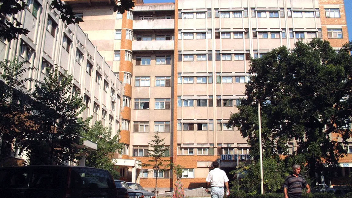 Bărbat găsit mort în curtea Spitalului Judeţean din Buzău. S-a aruncat de la etajul patru