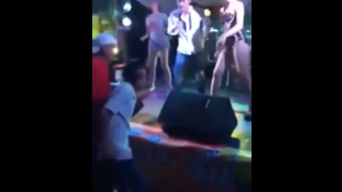 De ce să nu plăteşti o STRIPTEUZĂ de faţă cu SOŢIA. Ce a păţit un BĂRBAT puţin cam beat VIDEO