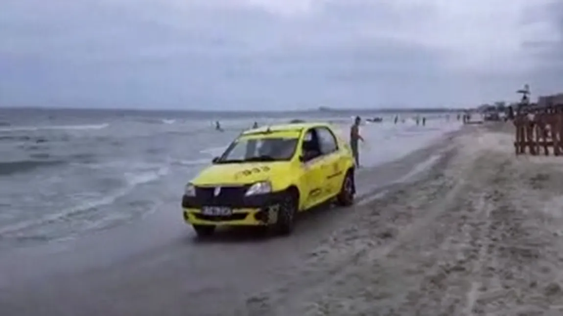 Un taximetrist a intrat cu maşina pe plajă. Turiştii, în PERICOL VIDEO