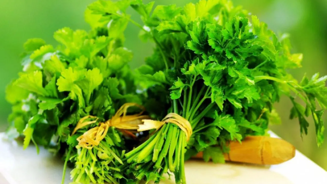 11 motive ca să mănânci pătrunjel verde la fiecare masă