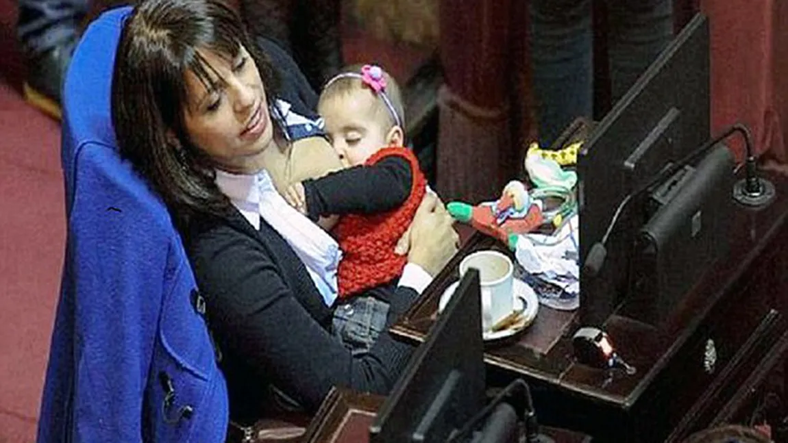 O politiciană şi-a alăptat copilul în Parlament. Imaginile fac înconjurul lumii. VIDEO