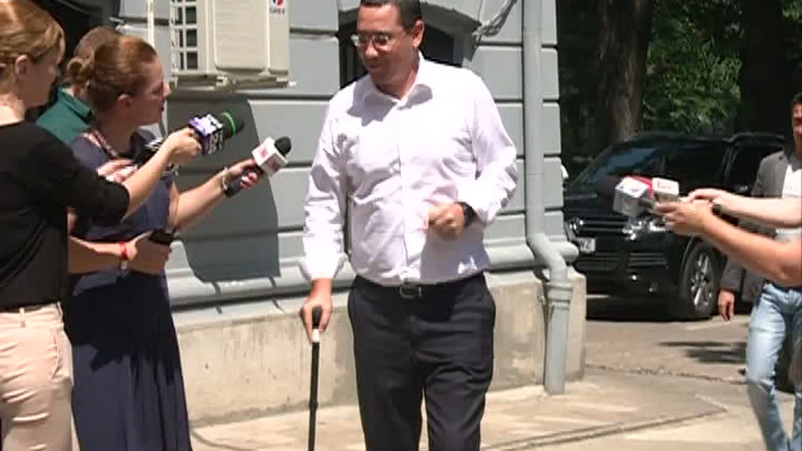 Ponta, în baston la sediul PSD: M-a văzut medicul la televizor fără cârje şi m-a certat