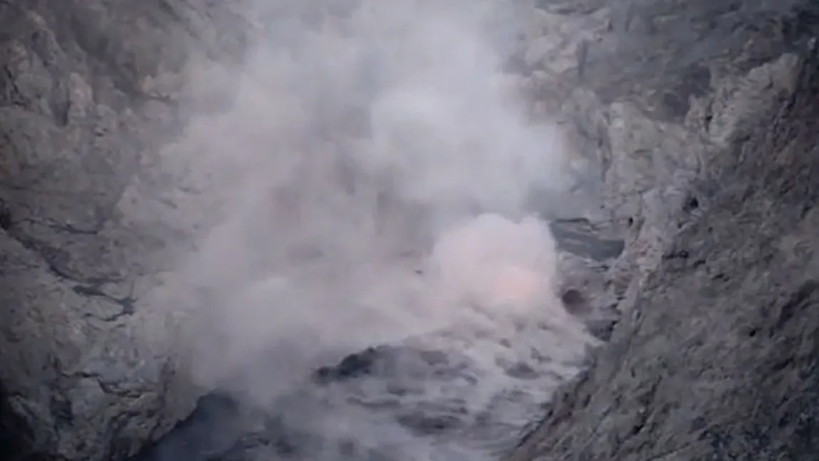 Erupţie vulcanică SPECTACULOASĂ în Indonezia. Batutara a trimis săgeţi de foc şi nori de cenuşă spre cer VIDEO