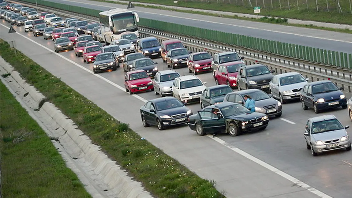 Aglomeraţie pe Autostrada Soarelui, după un accident cu două maşini. Coloană pe mai mulţi kilometri spre Constanţa