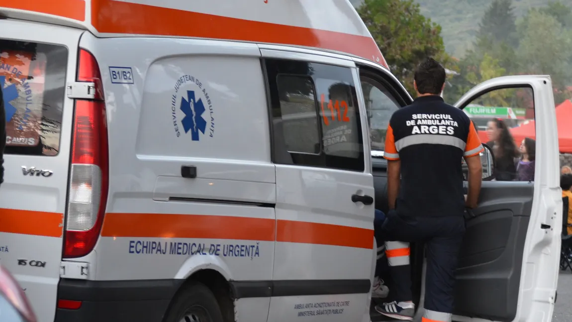O fetiţă de 6 ani, în stare gravă, după ce s-a izbit de o maşină
