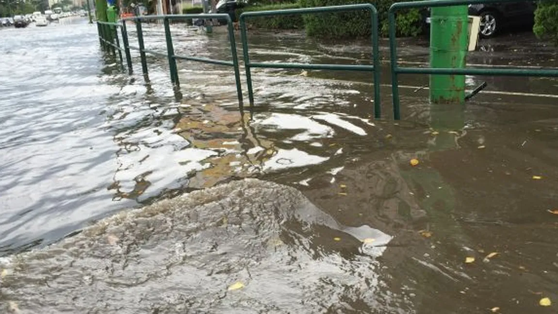 Oraşe INUNDATE după FURTUNĂ. Apă de jumătate de metru pe străzi VIDEO