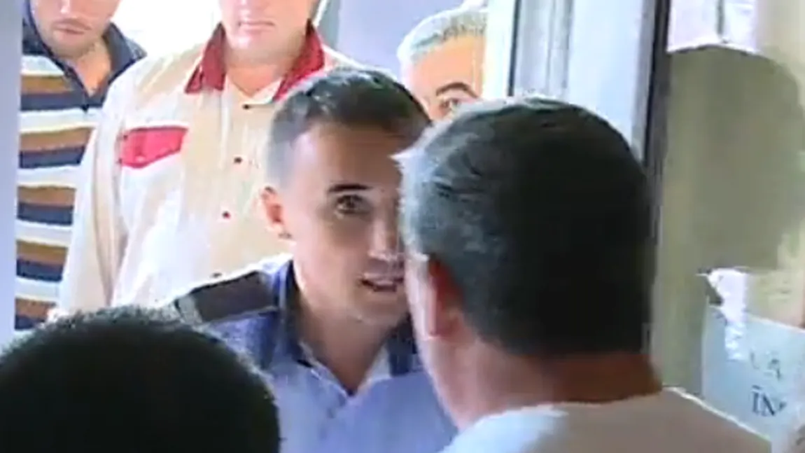 SCANDAL MONSTRU într-o primărie din Constanţa. Localnicii s-au luat la PUMNI cu consilierii locali VIDEO