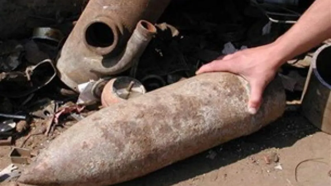 Bombă de 70 de kilograme, descoperită de un bărbat aflat la pescuit pe râul Mureş