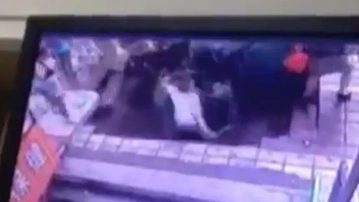 S-a surpat asfaltul sub picioarele lor: Mai mulţi chinezi au fost înghiţiţi de pământ mergând pe stradă VIDEO