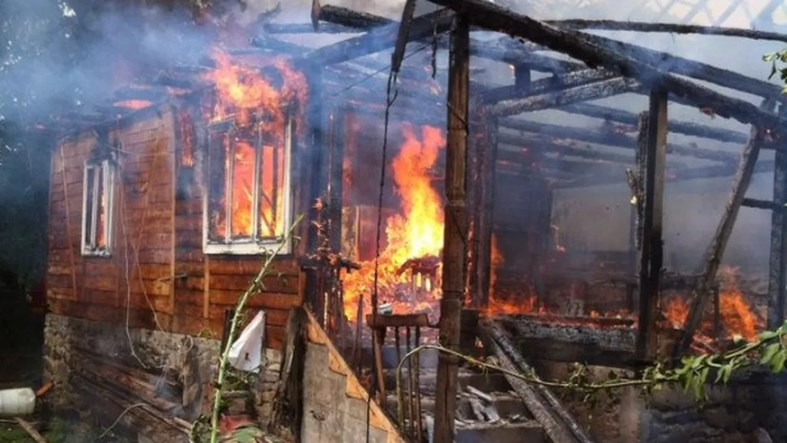 Case mistuite de flăcări în Maramureş: Zeci de pompieri, la faţa locului