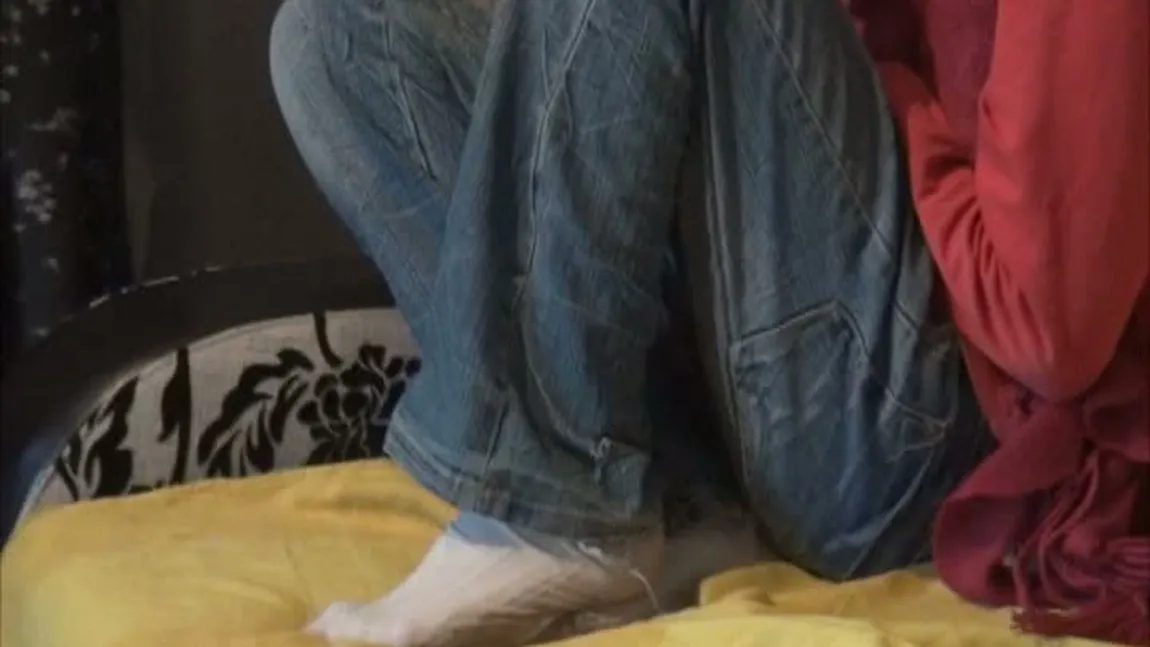CAZ REVOLTĂTOR. Fraţi minori, lăsaţi de părinţi să se uite la filme pentru adulţi. Copiii simulau scenele