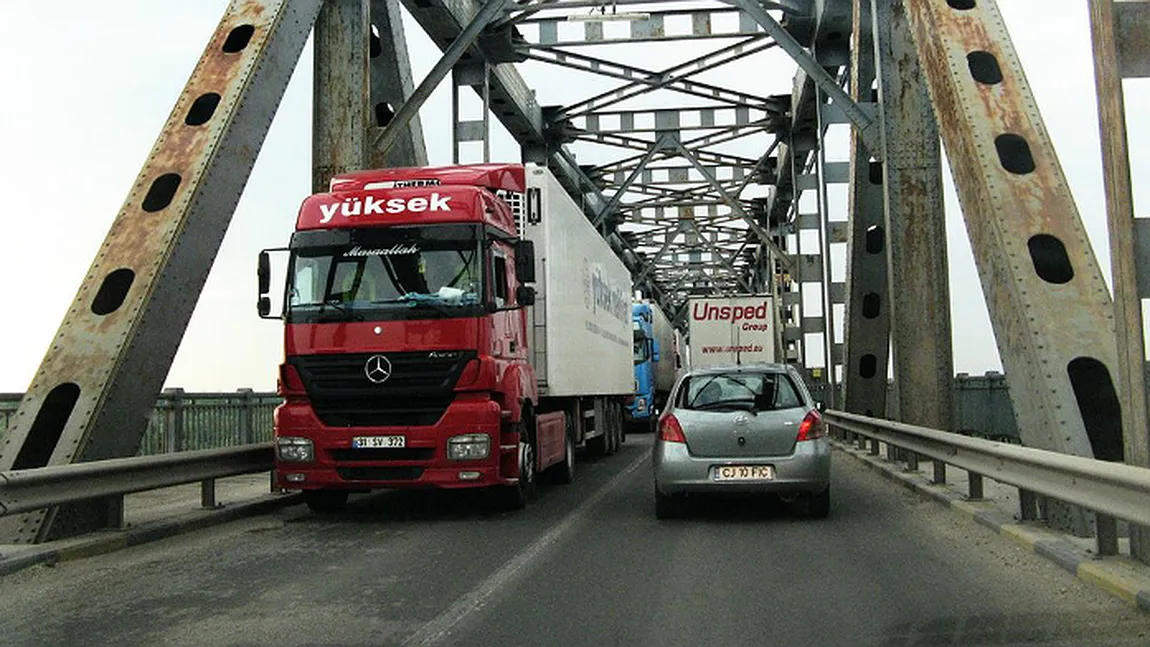 Cozile de tiruri la graniţa cu Bulgaria se întind pe circa cinci kilometri