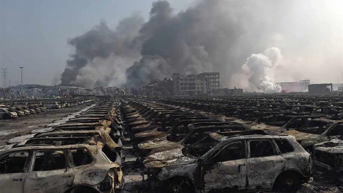Exploziile din Tianjn: Focul continuă să ardă la 36 de ore de la producerea exploziilor