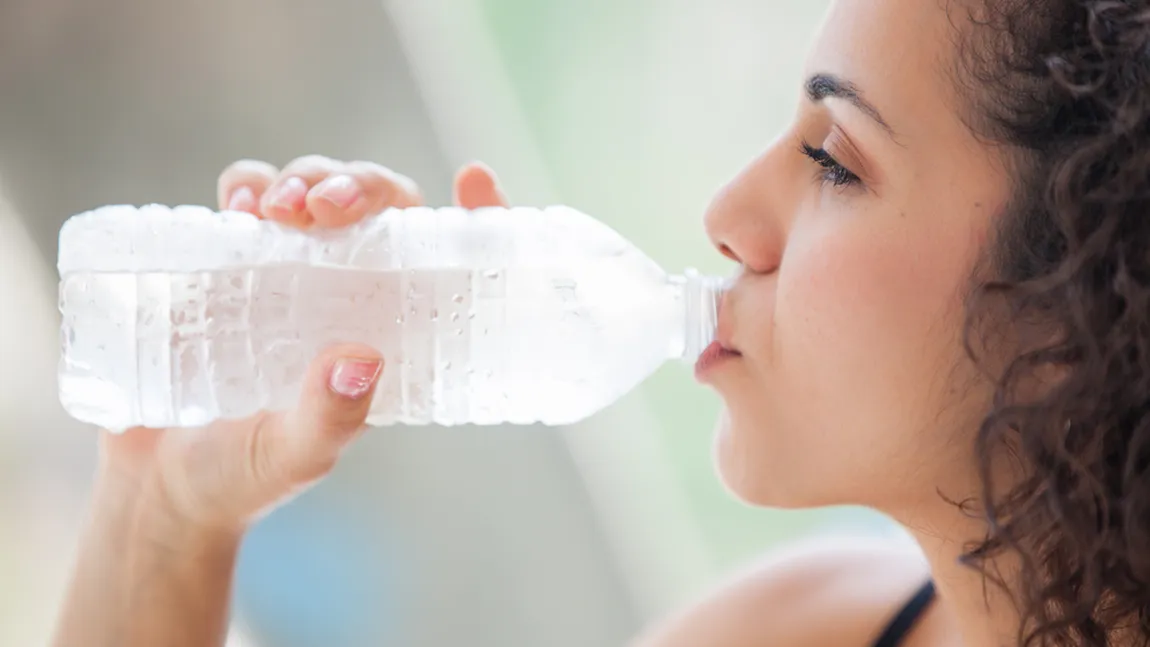 Tu ştii ce apă trebuie să bei? Apa de la robinet vs apa îmbuteliată