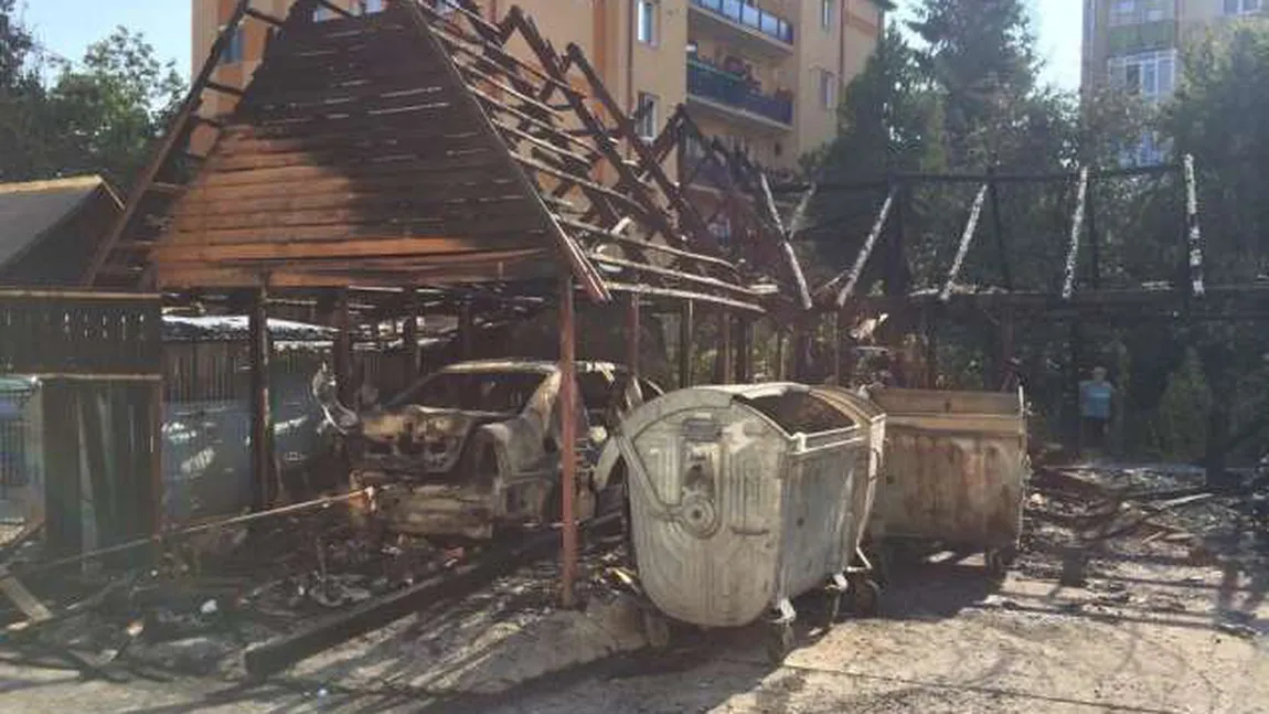 Incendiu suspect la Sighet. Trei garaje şi maşina unui procuror, mistuite de flăcări VIDEO