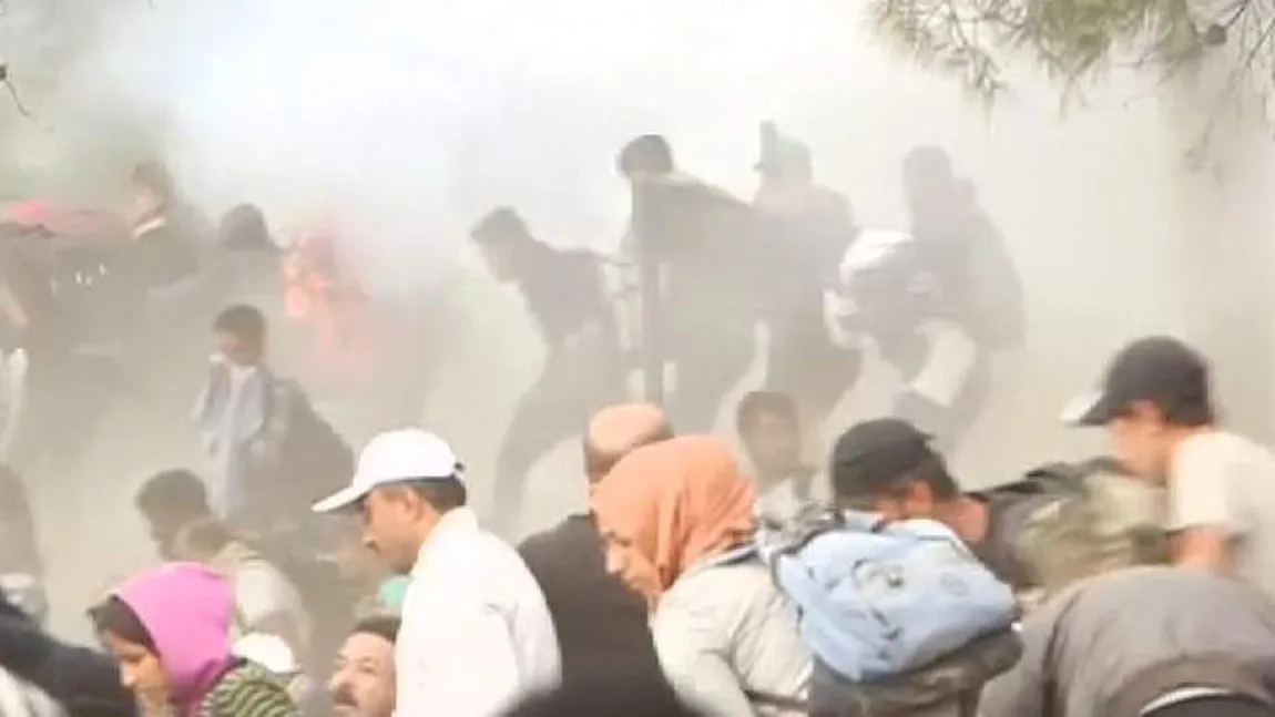 Scene dramatice la graniţa Greciei cu Macedonia. Imigranţii furioşi, dispersaţi cu gaze lacrimogene VIDEO