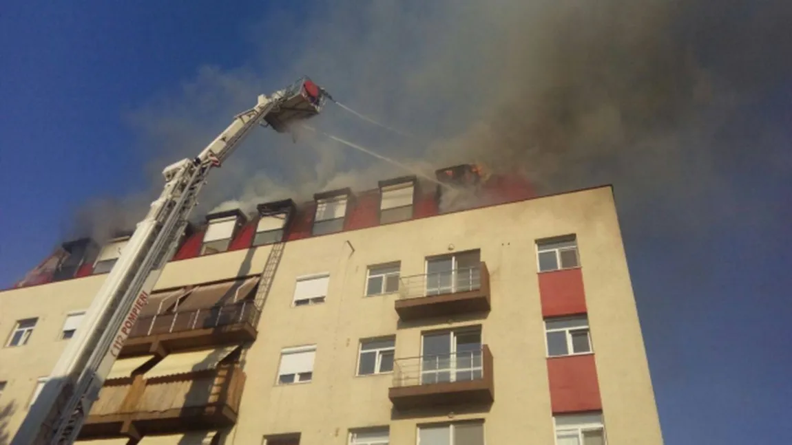 Incendiu în Capitală: Şase garsoniere dintr-un bloc mansardat AU LUAT FOC - VIDEO