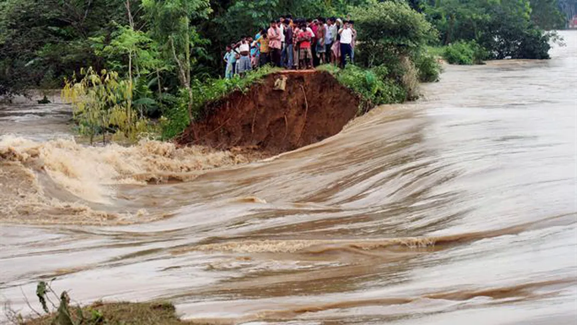 INUNDAŢII după ploile torenţiale care au lovit India: 13 persoane au murit