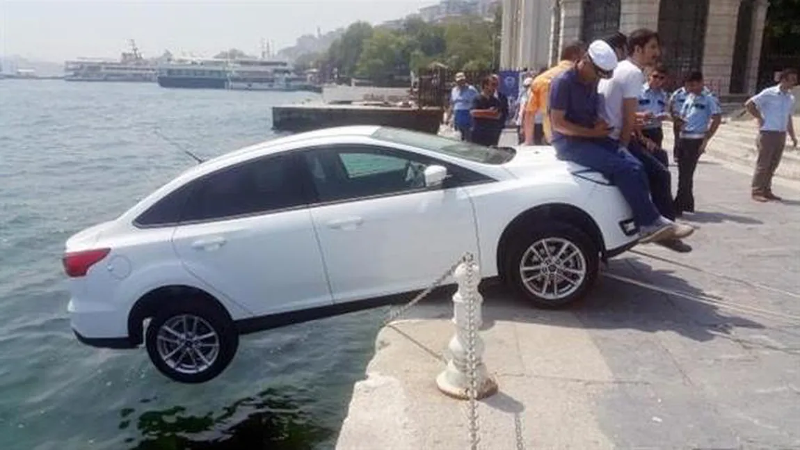 Maşină salvată în ultima clipă de localnici. Automobilul era pe punctul să cadă în Bosfor VIDEO