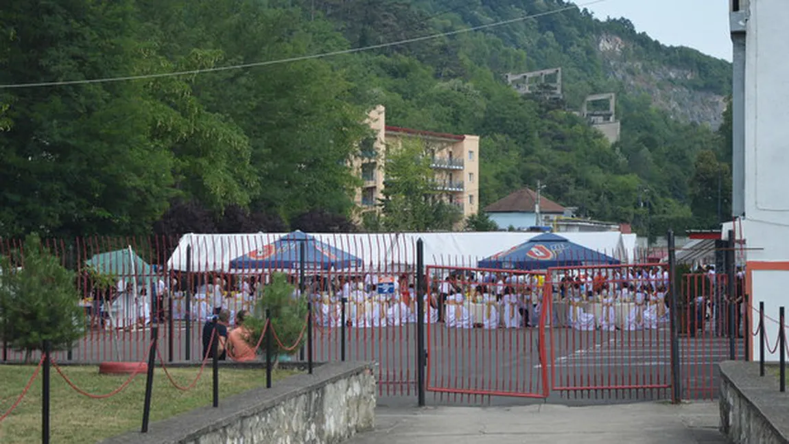 Nuntă ţigănească de pomină, la Reşiţa. Masa, felicitările şi dansul au avut loc pe STADION - VIDEO