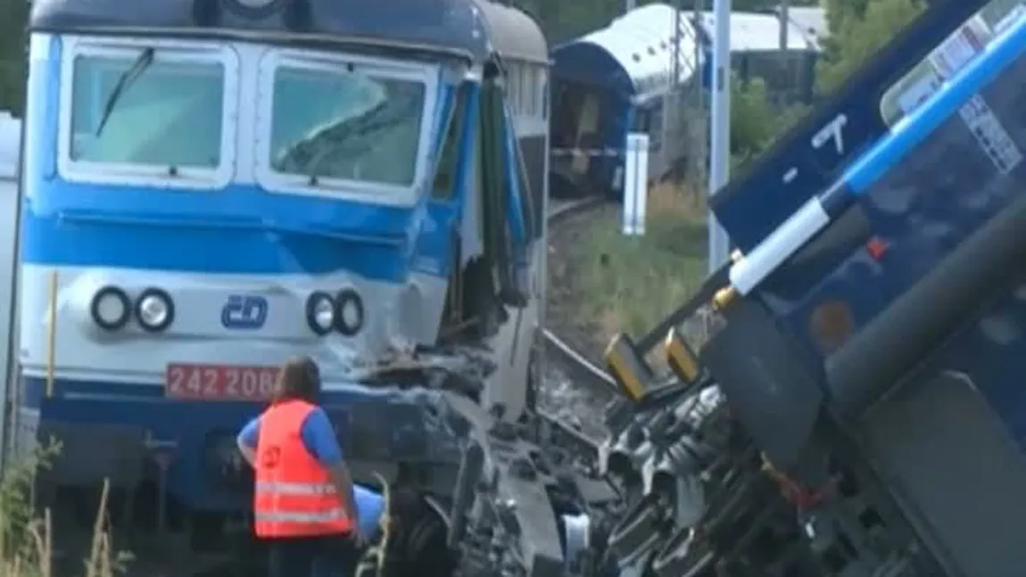 Accident grav în Cehia. Două trenuri s-au ciocnit, 50 de oameni răniţi, două vagoane au deraiat