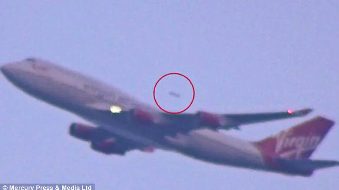 Un OZN deasupra unui avion. Imaginile care i-au pus pe gânduri pe specialişti VIDEO
