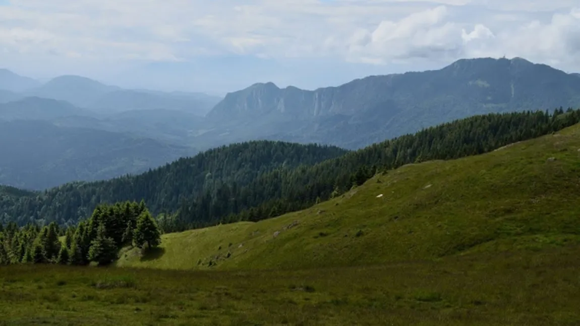 Echipajele de intervenţie au verificat luni 50 de trasee montane. Pilotul planorului dispărut nu a fost găsit