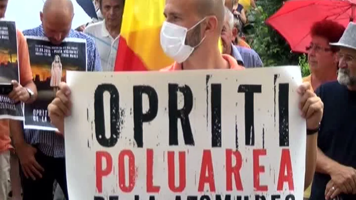 Sute de locuitori din Târgu Mureş au protestat cu măşti de gaze pe faţă