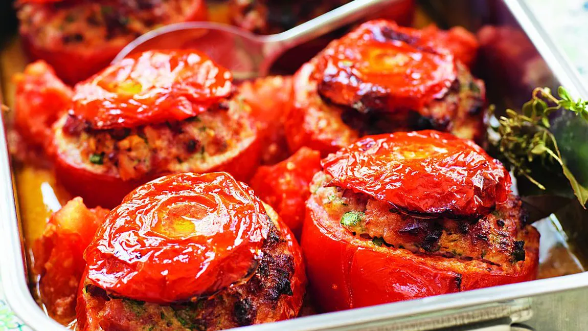 REŢETA ZILEI: Roşii umplute cu carne de curcan