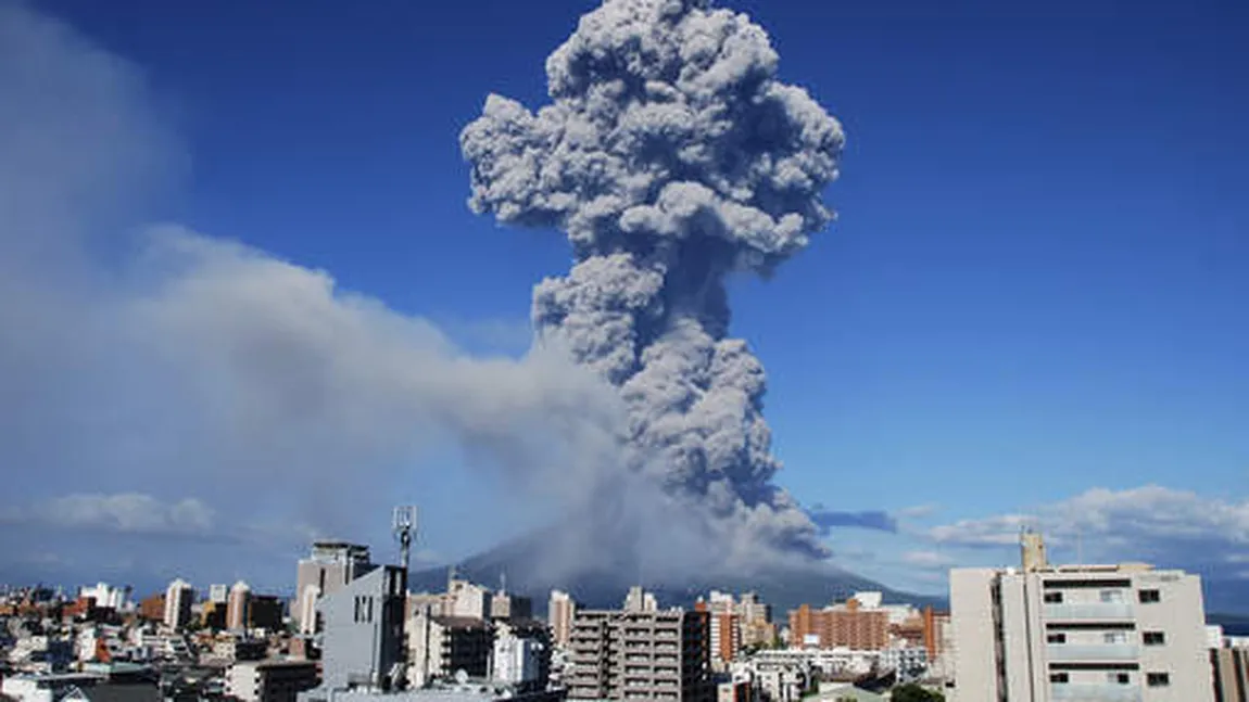 Un vulcan ameninţă sudul Japoniei. Alertă crescută de erupţie, o centrală nucleră e în pericol
