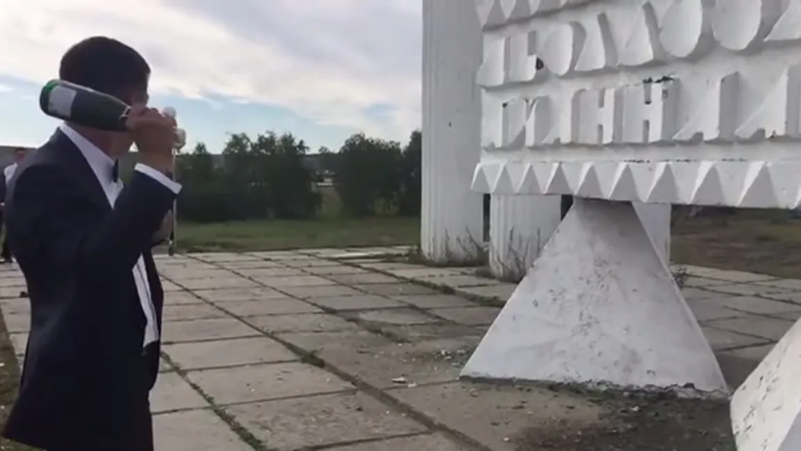 Ce a păţit un bărbat după ce a vrut să spargă o sticlă de ŞAMPANIE. Întreg internetul a râs de el VIDEO