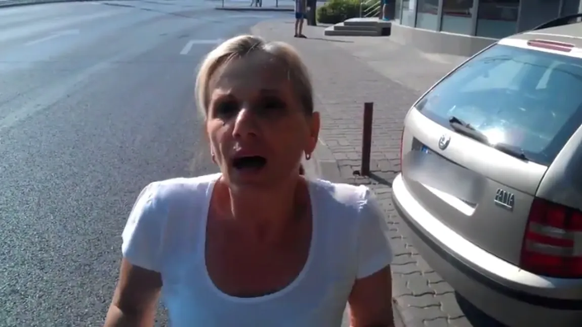 Reacţia agresivă a unei femei dintr-o maşină care a blocat un trotuar în Timişoara VIDEO