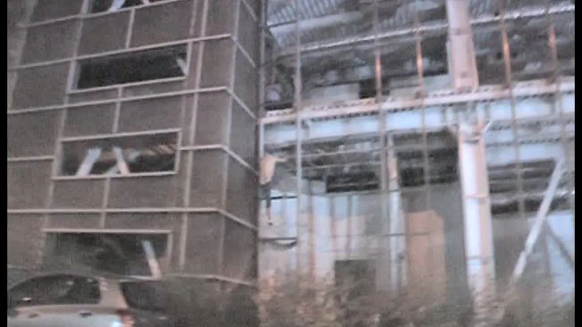 Un tânăr din Bacău a ameninţat că se aruncă în gol de pe o clădire