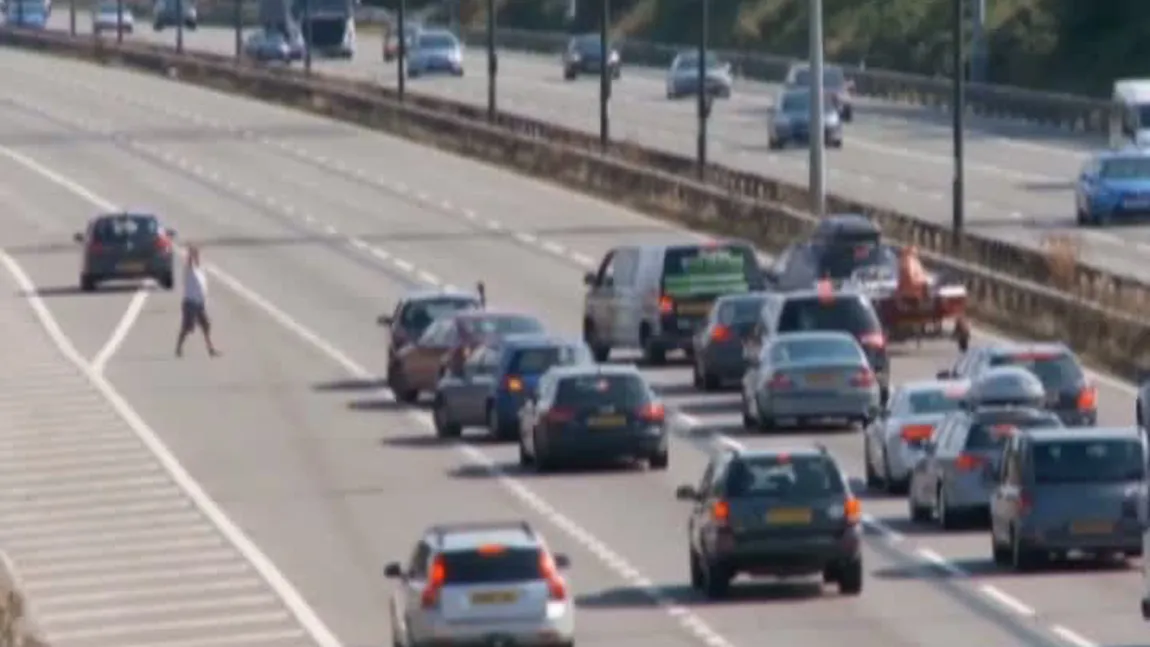 Un şofer desculţ a blocat traficul pe o autostradă VIDEO