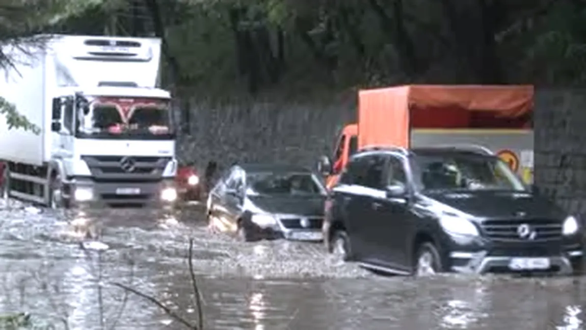 Şoseaua şi gospodării inundate la Sinaia şi Azuga, în urma unei ploi torenţiale