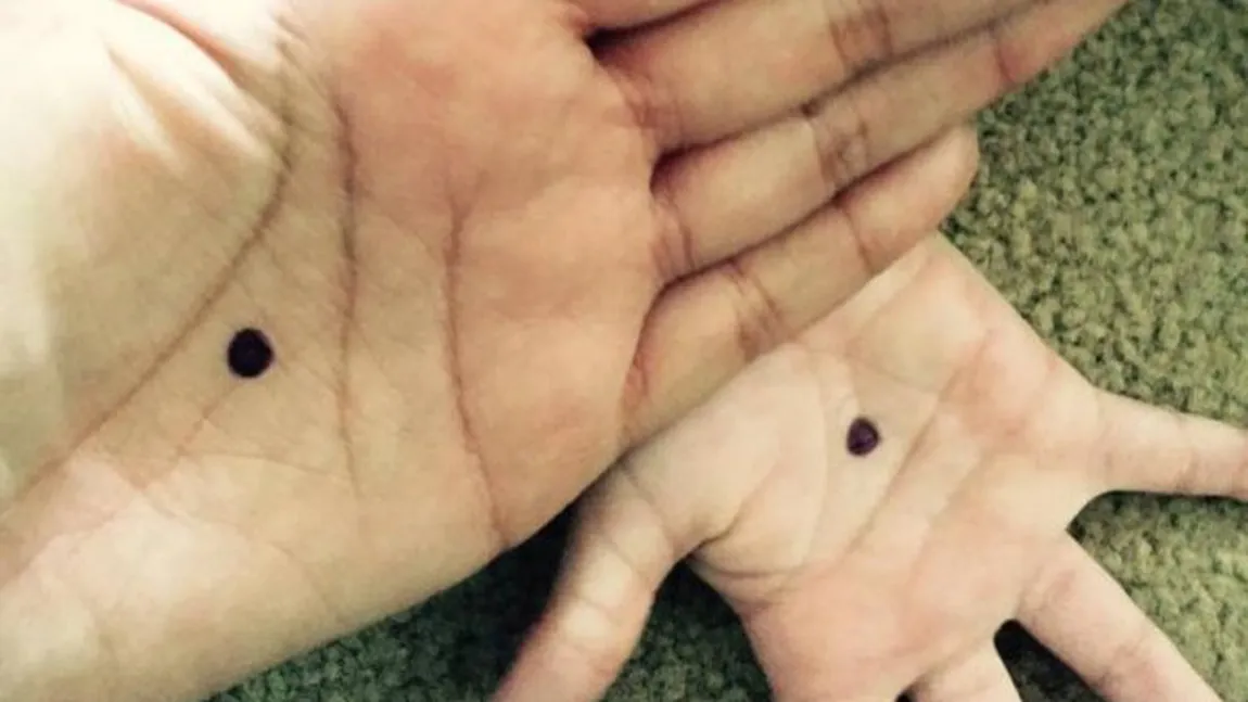 Motivul pentru care oamenii din toată lume îşi fac un PUNCT NEGRU în podul palmei şi se fotografiază aşa FOTO
