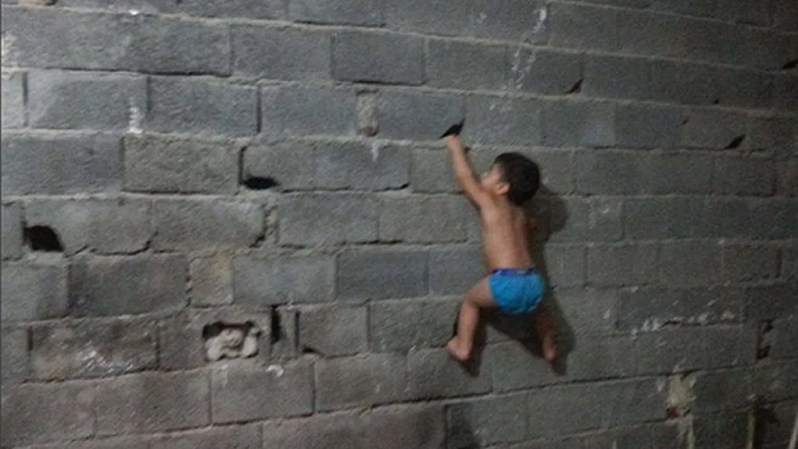 Micul Hercule din România, detronat de un BĂIEŢEL de doi ani din IRAN. Ce face copilul, este incredibil VIDEO