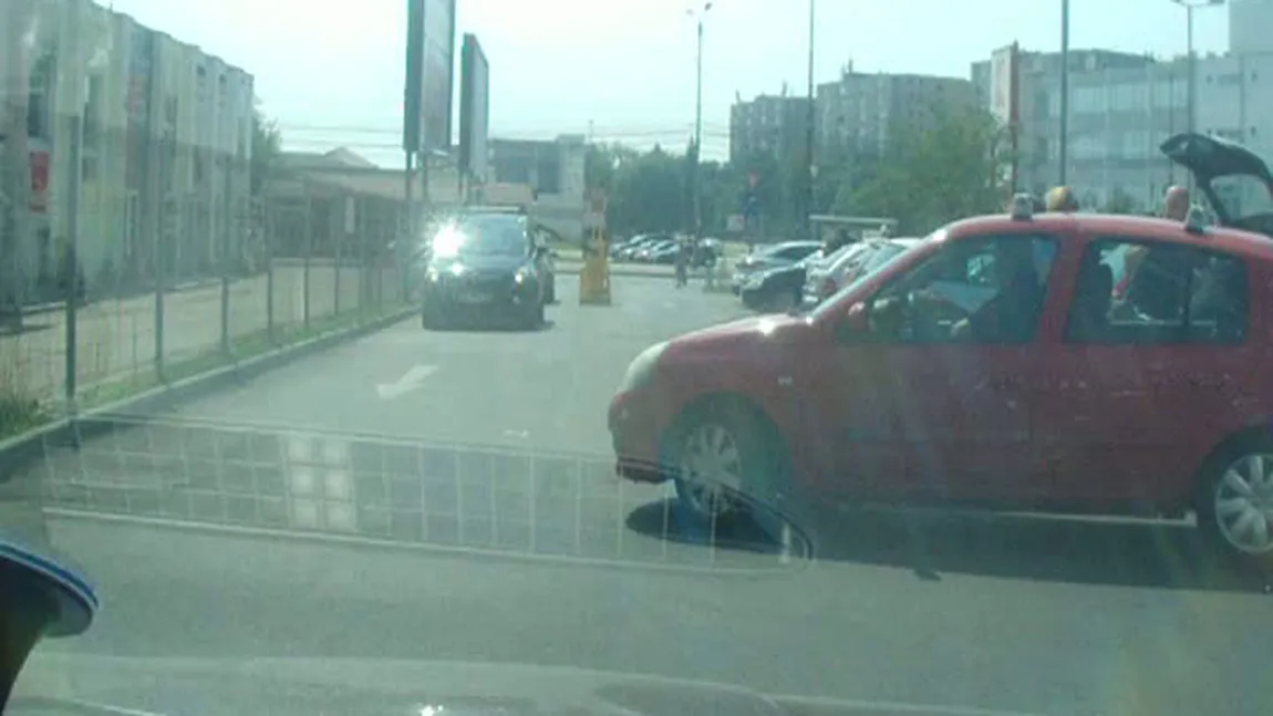 Scene incredibile la Timişoara! Inspectorii ANAF, filmaţi când rup bariera unui supermarket VIDEO