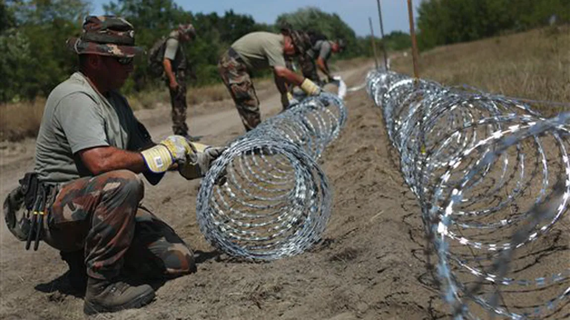 CRIZA IMIGRANŢILOR. Ungaria îşi rezervă opţiunea de a desfăşura ARMATA la graniţele sale