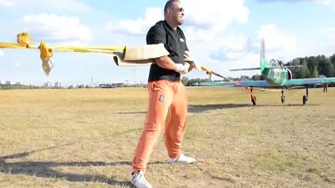 Inimaginabil. Un FORŢOS trage cu braţele goale două avioane de câteva tone VIDEO