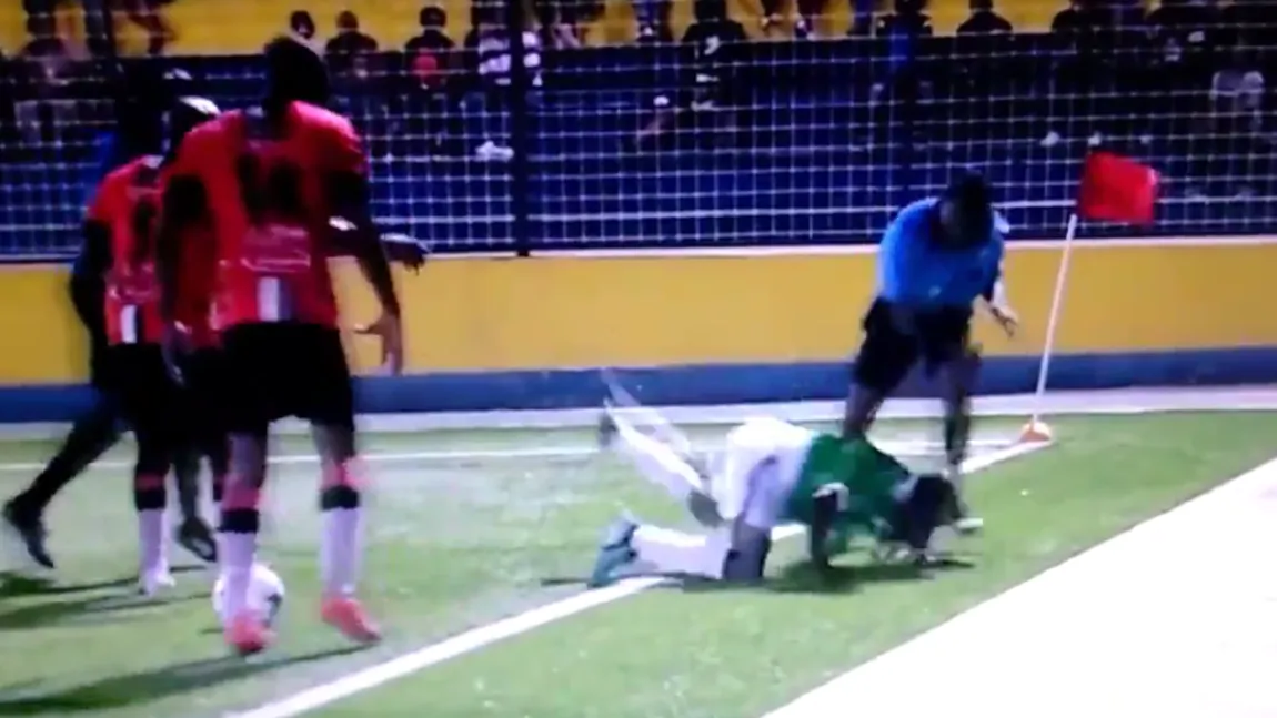 Bătaia anului 2015, în fotbal. Un arbitru pune la pământ un jucător nervos VIDEO