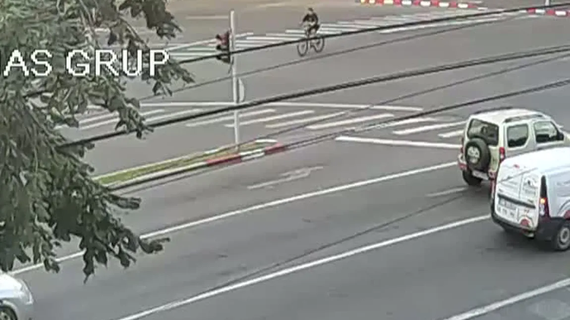 Imagini şocante. Biciclist LOVIT de maşină în centrul oraşului Buzău VIDEO