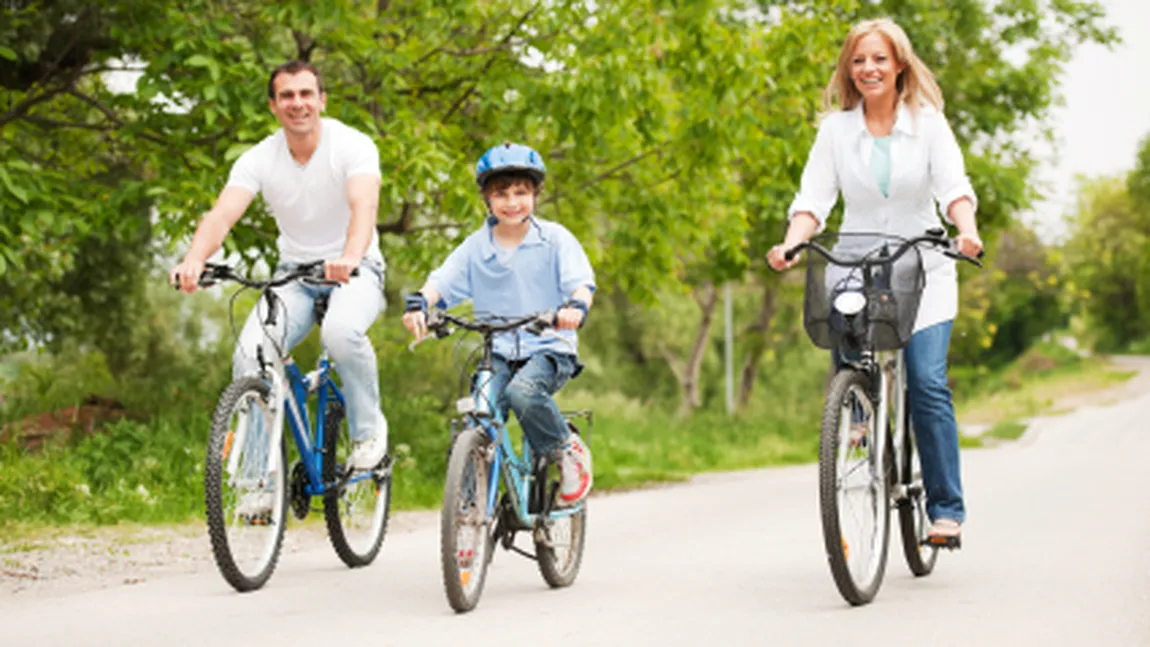 Mersul pe bicicletă, benefic pentru sănătate şi siluetă