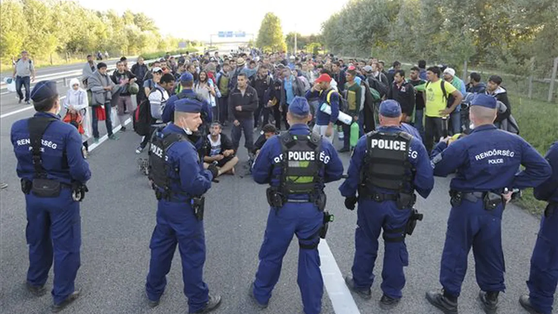 Ungaria: Sute de migranţi au plecat pe jos spre Budapesta