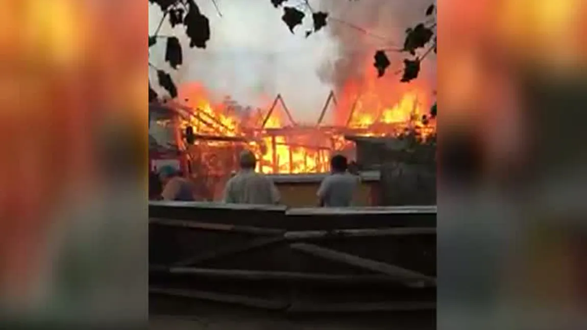 Clipe de GROAZĂ în Suceava. Incendiu şi explozie la o casă VIDEO