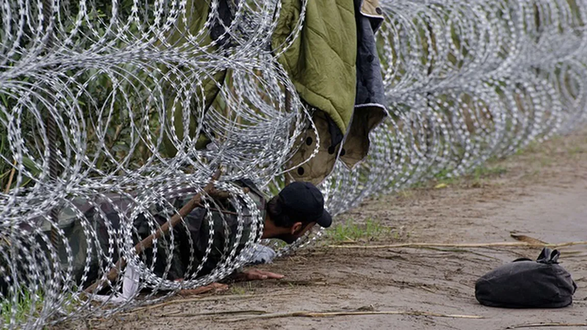 CRIZA IMIGRANŢILOR. Guvernul ungar se pregăteşte să ridice NOI GARDURI de sârmă ghimpată la graniţă